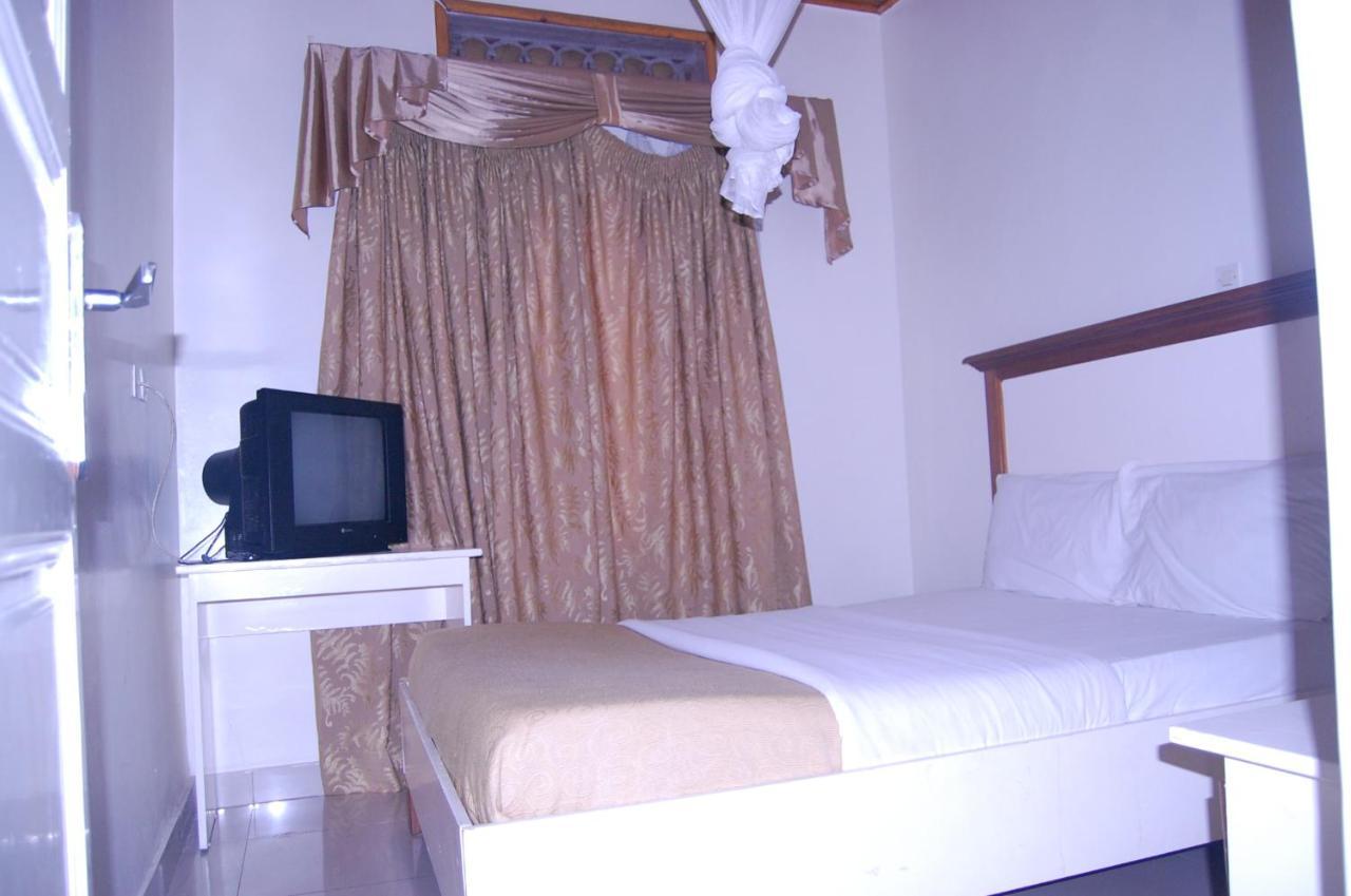 The Happy Hour Bed & Breakfast Kigali Exterior photo